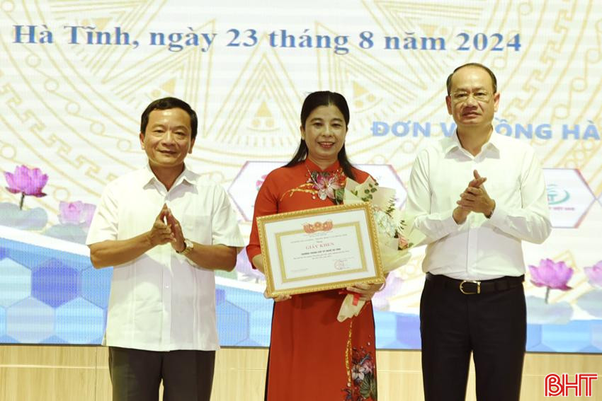 Phó Chủ tịch HĐND tỉnh Trần Văn Kỳ và Giám đốc Sở LĐ-TB&XH Phan Tấn Linh trao giải nhất toàn đoàn cho Trường Trung cấp Nghề Hà Tĩnh. DT_DSC2675.jpg