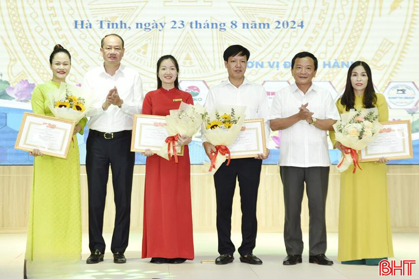 Phó Chủ tịch HĐND tỉnh Trần Văn Kỳ và Giám đốc Sở LĐ-TB&XH Phan Tấn Linh trao giải nhất cho các nhà giáo đạt giải. DT 6a329fd2-5927-44b9-91c5-0e000be1c3fd.jpg