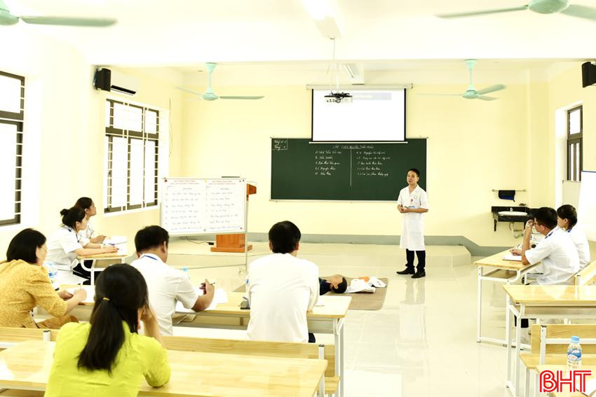 Thầy giáo Trần Minh Vương (Trường Cao đẳng Y Hà Tĩnh) trình giảng bài giảng tích hợp "Cấp cứu ngừng tuần hoàn" tại Hội giảng Nhà giáo giáo dục nghề nghiệp tỉnh Hà Tĩnh năm 2024. DT_DSC2628.jpg