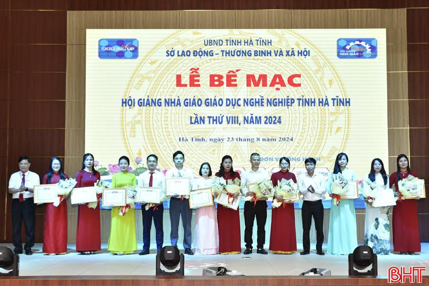 Lãnh đạo Sở LĐ-TB&XH trao giải ba cho các nhà giáo. DT_DSC2660.jpg