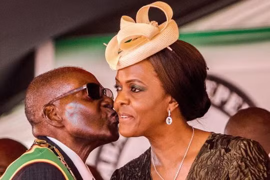 dan gan nhu chet doi gia dinh mugabe song hon ca de vuong