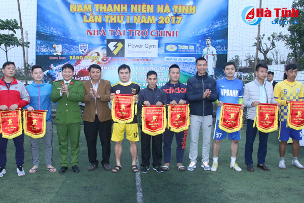 khoi tranh giai bong da phong trao nam thanh nien toan tinh