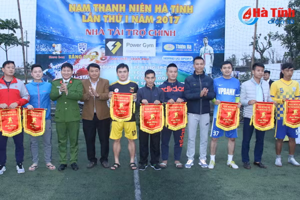 khoi tranh giai bong da phong trao nam thanh nien toan tinh