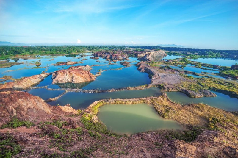Bukit Katak, Malaysia: Bukit Katak (hay Frog Hill) ở Penang, Malaysia từng là một mỏ đá và đã bị bỏ rơi cách đây 12 năm, ngay sau đó, nước mưa đã biến nơi đây thành các hồ nước đầy màu sắc. Khu vực này bị lãng quên trong gần một thập kỉ và trở thành điểm nóng về du lịch khi những bức ảnh chụp cảnh quan nơi đây bắt đầu xuất hiện trên phương tiện truyền thông. Hồ Bukit Katak ngày nay phổ biến với những người đi bộ leo núi, thợ lặn vách đá và nhiếp ảnh gia. Ảnh: Zul Kefli/Shutterstock. nhung ho nuoc nhan tao tuyet dep tren the gioi