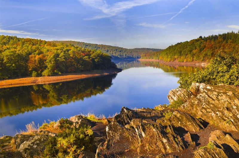 Hồ Guerlédan, Pháp: Hồ nước nhân tạo Guerlédan tuyệt đẹp nằm ở trung tâm Brittany, Pháp. Hồ được tạo ra để cung cấp nước cho đập Guerlédan, được xây dựng từ năm 1923 đến năm 1930. Nơi đây có tầm nhìn toàn cảnh ngoạn mục cùng đường đi bộ, đi xe đạp rộng rãi và nhiều môn thể thao dưới nước như lướt ván, chèo xuồng hay chèo thuyền kayak. Ảnh: Mathieu Brient/Flickr/CC BY-NC-ND 2.0. nhung ho nuoc nhan tao tuyet dep tren the gioi