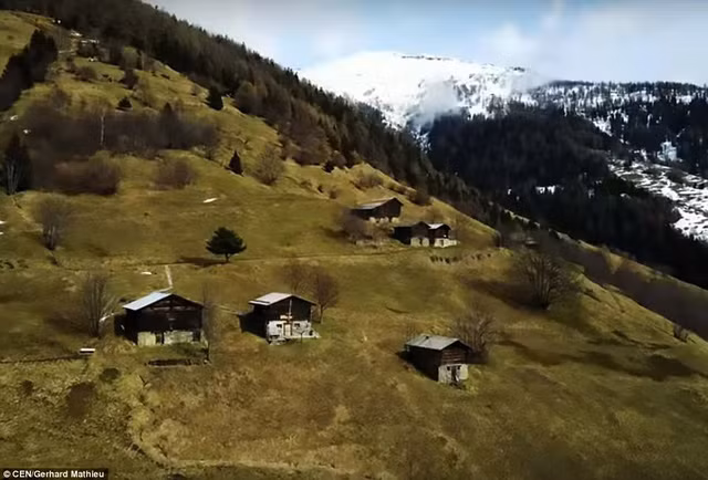 thi tran mien que xinh dep tra tien cho nguoi dan den o