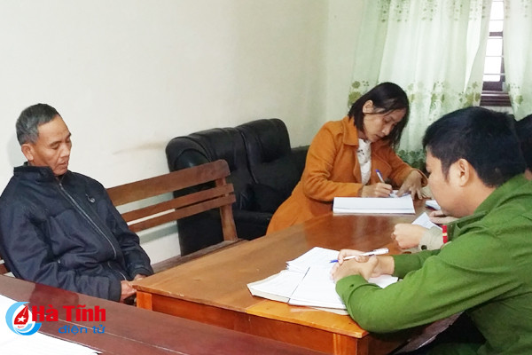 vut rac xuong song nghen nhan vien htx moi truong bi phat 5 trieu dong