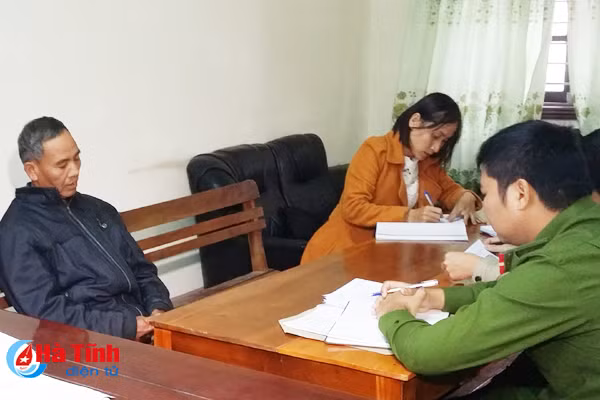 vut rac xuong song nghen nhan vien htx moi truong bi phat 5 trieu dong