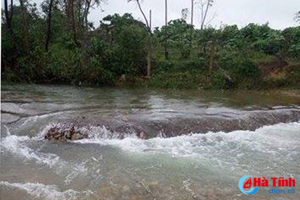 theo nguoi than di ray mot hoc sinh tu vong duoi suoi