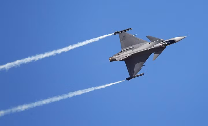 chien dau co pho dien suc manh tai dubai airshow 2017