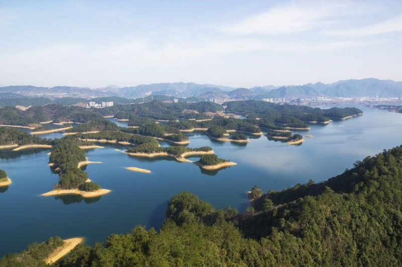 Hồ Thiên Đảo, Trung Quốc: Hồ Thiên Đảo ở Chiết Giang, Trung Quốc, có diện tích gần 600 km2, hình thành vào năm 1959 sau khi trạm thủy điện và đập thủy điện sông Thiên được xây dựng. Việc xây dựng hồ đã khiến một khu vực rộng lớn với 2 thành cổ bị nhấn chìm trong nước và buộc 290.000 người phải di dời nhà cửa. Ngày nay, du lịch trong khu vực nổi tiếng với các chuyến đi thuyền và hoạt động lặn khám phá tàn tích cổ diễn ra từ giữa tháng 4 đến tháng 11. Ảnh: LIUSHENGFILM/Shutterstock. nhung ho nuoc nhan tao tuyet dep tren the gioi