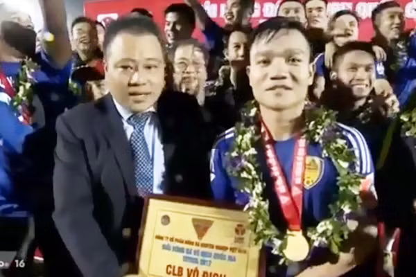 trung bet niem cam hung cho nha vo dich v league