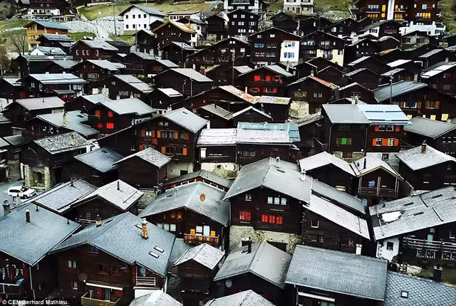 thi tran mien que xinh dep tra tien cho nguoi dan den o