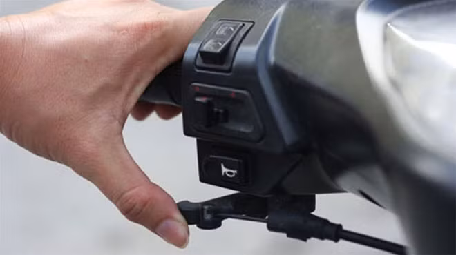 troi lanh xe may kho de vao buoi sang phai lam sao