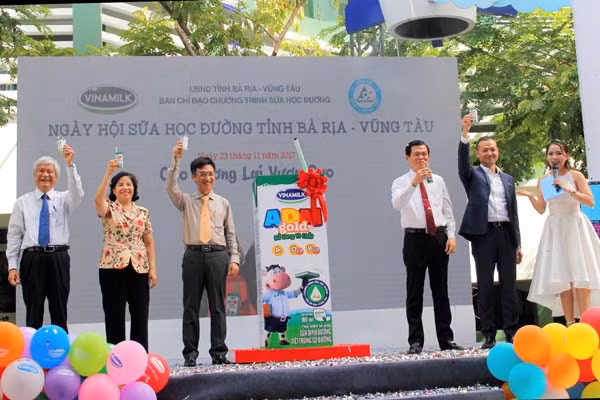 vinamilk 10 nam tien phong va dong hanh chuong trinh sua hoc duong