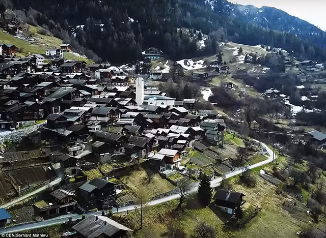 thi tran mien que xinh dep tra tien cho nguoi dan den o