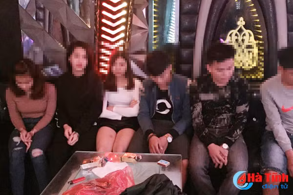 6 nam thanh nu tu ru nhau vao quan karaoke su dung ma tuy