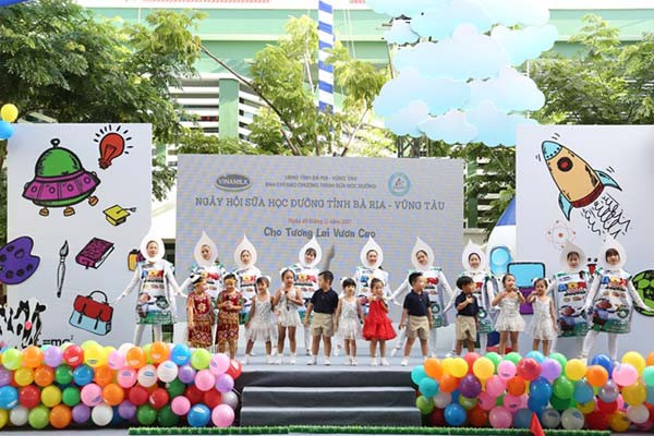 vinamilk 10 nam tien phong va dong hanh chuong trinh sua hoc duong