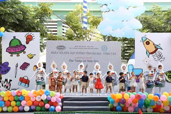 vinamilk 10 nam tien phong va dong hanh chuong trinh sua hoc duong