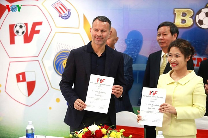 dot nhap hoc vien bong da pvf hoanh trang cua tan giam doc ryan giggs