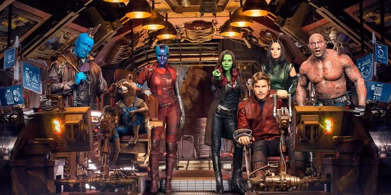 Vệ binh dải ngân hà: Nếu như trên Trái đất có Avengers, thì ở ngoài vũ trụ, Marvel Studios hiện có Guardians of the Galaxy. Xuất phát từ những tình huống bất ngờ và bất đắc dĩ, nhóm Vệ binh dải ngân hà thành lập qua tập phim năm 2014, với các thành viên ban đầu gồm Star-Lord (Chris Pratt), Gamora (Zoe Saldana), Drax (Dave Bautista), Rocket Raccoon (Bradley Cooper) và Groot (Vin Diesel). Đạo diễn James Gunn mới trình làng tiếp Guardians of the Galaxy Vol. 2 hồi mùa hè và đã bắt tay vào làm nốt phần ba để hoàn thiện trilogy về nhóm nhân vật. nhung biet doi ngau nhat tren man anh rong