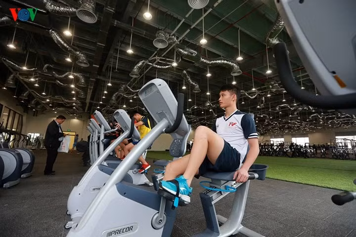 dot nhap hoc vien bong da pvf hoanh trang cua tan giam doc ryan giggs