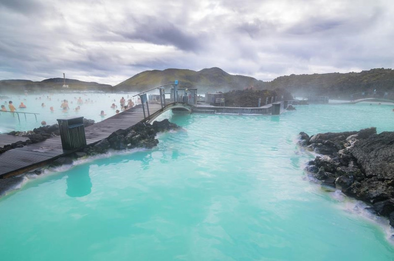 Eo biển xanh, Iceland: Một trong những điểm tham quan được nhiều người ưa thích nhất của Iceland là eo biển xanh, một spa địa nhiệt giàu khoáng chất. Nơi đây được hình thành vào năm 1976, thực chất, đây là nước thải từ một nhà máy điện gần đó. Mọi người bắt đầu tắm trong vùng nước ấm này vào đầu những năm 80 của thế kỷ XX và spa chính thức khai trương vào năm 1992. Đến eo biển xanh, du khách cũng có thể nghỉ tại khách sạn Silica gần đó, nơi có phòng ngủ đi kèm hồ bơi riêng. Ảnh: Nido Huebl/Shutterstock. nhung ho nuoc nhan tao tuyet dep tren the gioi