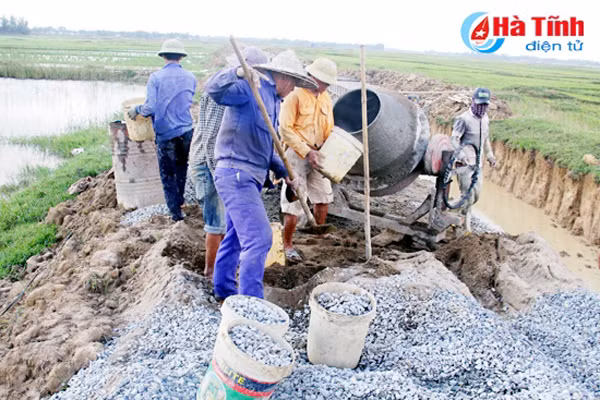 ha tinh phat dong toan dan ra quan lam thuy loi noi dong