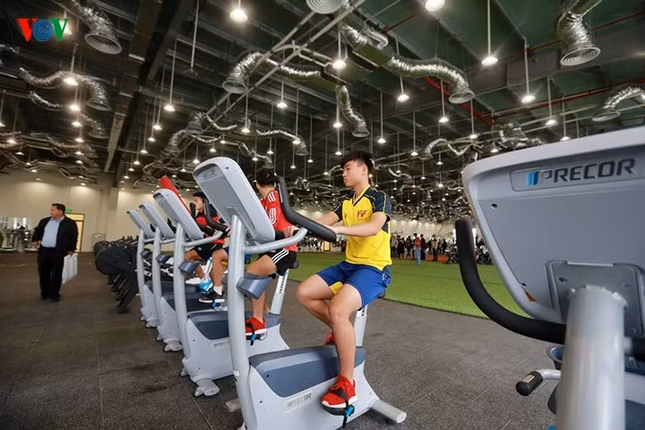 dot nhap hoc vien bong da pvf hoanh trang cua tan giam doc ryan giggs