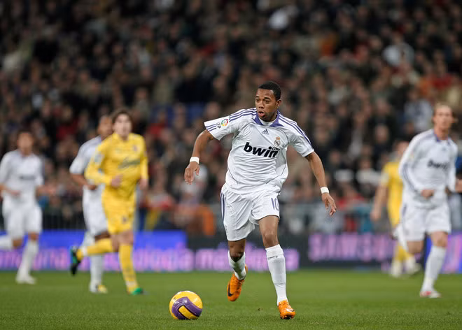 robinho di tu 9 nam vi tan cong tinh duc