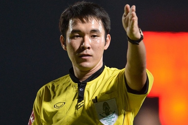 Trọng tài Khamruen là 1 trong 12 người bị bắt giữ tại Thái Lan do tình nghi liên quan đến dàn xếp tỷ số. Ảnh: Khaosod. trong tai chinh tran ha noi quang nam bi bat vi nghi dan xep ty so