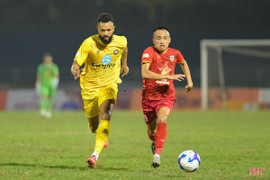 Hồng Lĩnh Hà Tĩnh (áo đỏ) hòa 0-0 trước Đông Á Thanh Hóa.