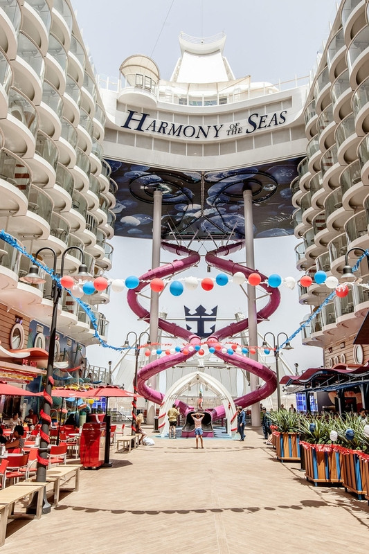 cuoc song xa hoa tren sieu du thuyen lon nhat the gioi