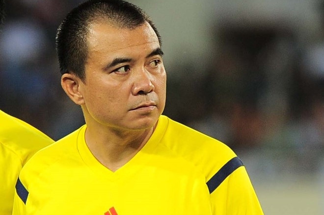 Trọng tài Phùng Đình Dũng bị cho là thổi sai luật và đang chờ án phạt từ BTC giải cũng như Ban trọng tài quốc gia. Ảnh: Quốc Bảo trong tai v league tham hoa khong hoi ket