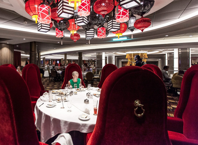 cuoc song xa hoa tren sieu du thuyen lon nhat the gioi