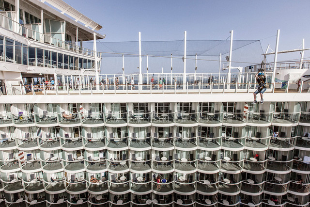 cuoc song xa hoa tren sieu du thuyen lon nhat the gioi