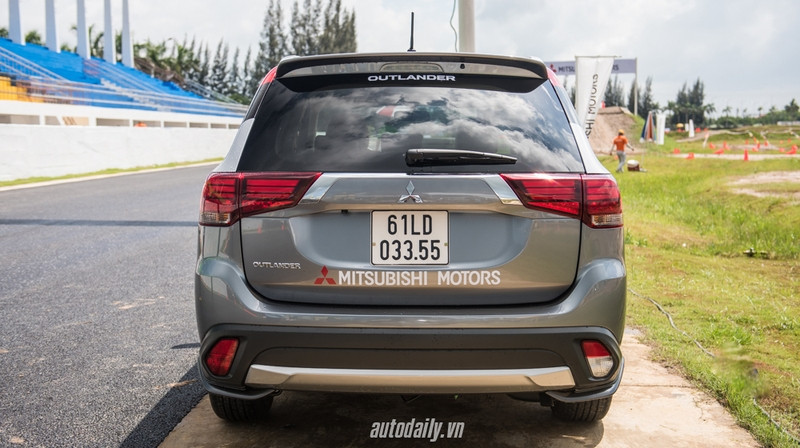 can canh mitsubishi outlander vua ra mat thi truong viet
