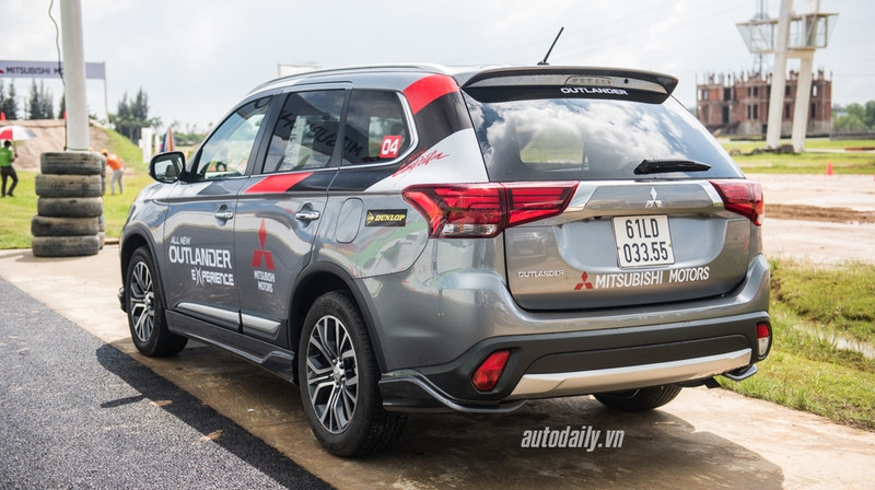 can canh mitsubishi outlander vua ra mat thi truong viet