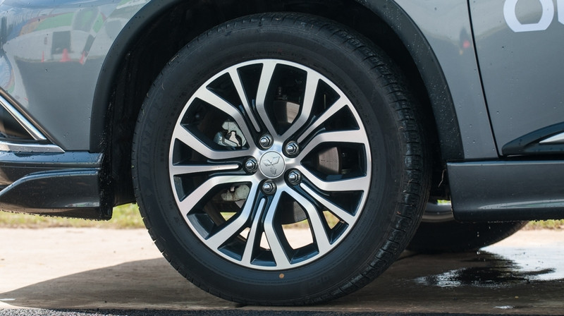 can canh mitsubishi outlander vua ra mat thi truong viet