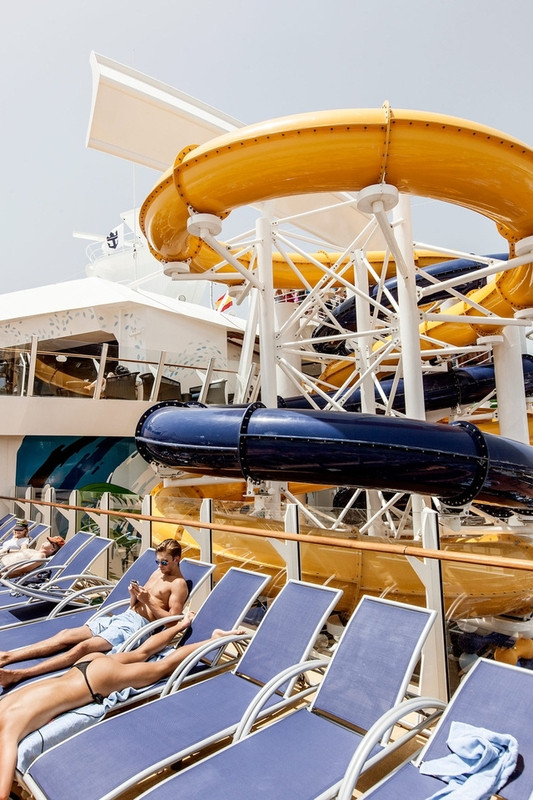 cuoc song xa hoa tren sieu du thuyen lon nhat the gioi