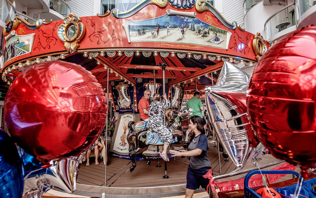 cuoc song xa hoa tren sieu du thuyen lon nhat the gioi