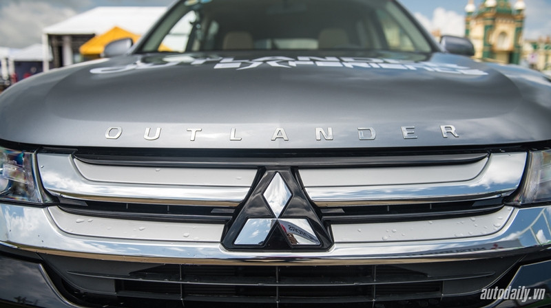 can canh mitsubishi outlander vua ra mat thi truong viet