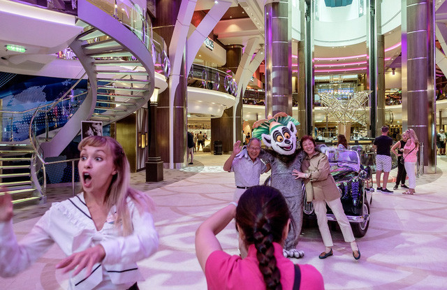 cuoc song xa hoa tren sieu du thuyen lon nhat the gioi