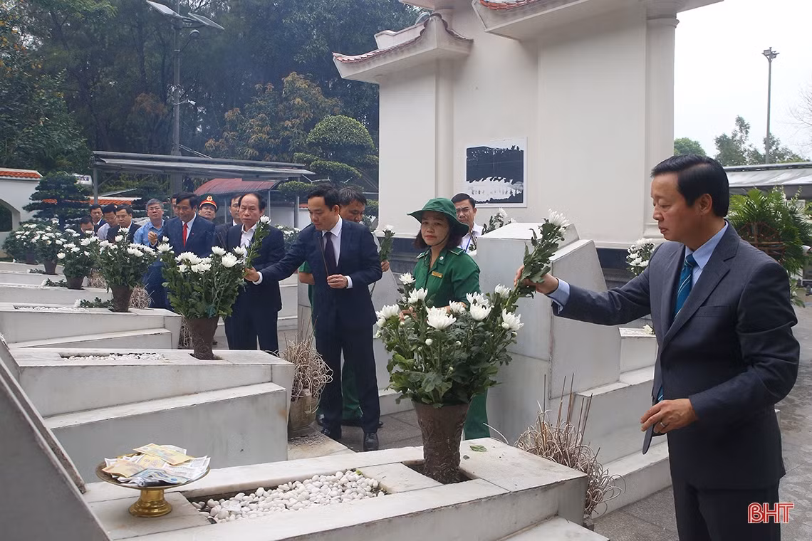 Các Phó Thủ tướng Trần Hồng Hà, Trần Lưu Quang dâng hương tại Ngã ba Đồng Lộc