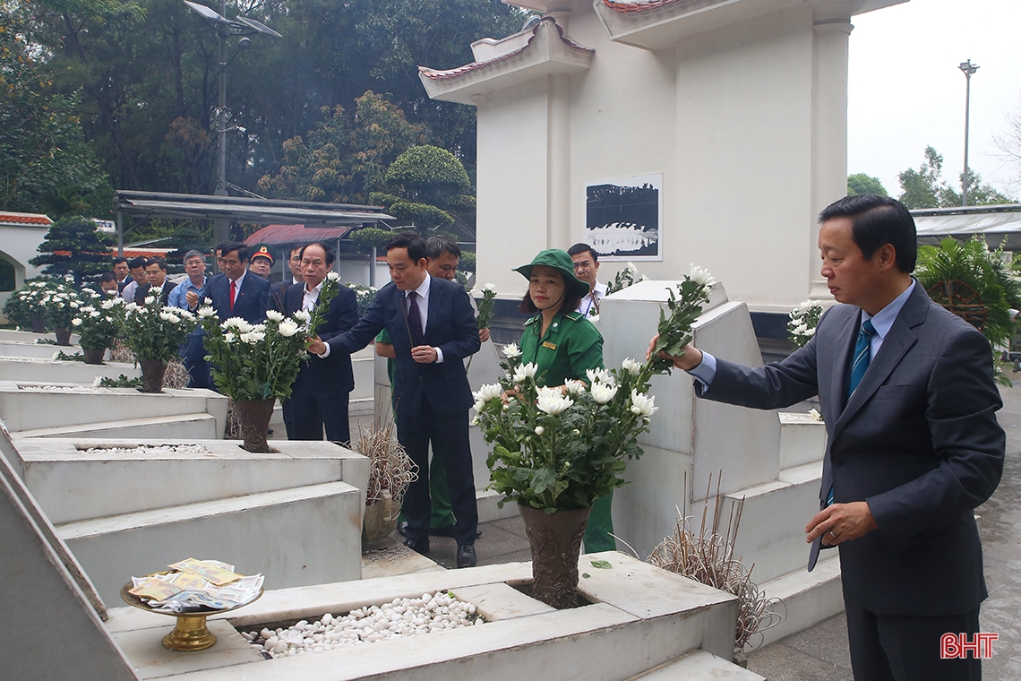 Các Phó Thủ tướng Trần Hồng Hà, Trần Lưu Quang dâng hương tại Ngã ba Đồng Lộc