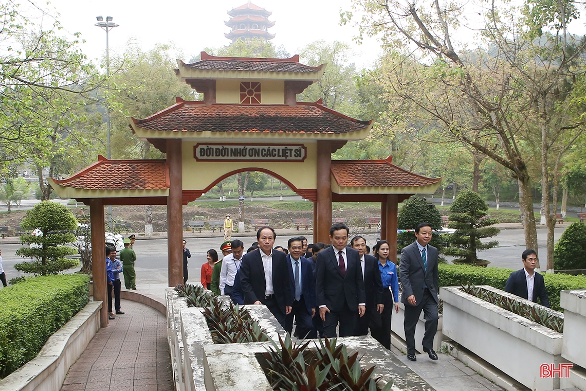 Các Phó Thủ tướng Trần Hồng Hà, Trần Lưu Quang dâng hương tại Ngã ba Đồng Lộc