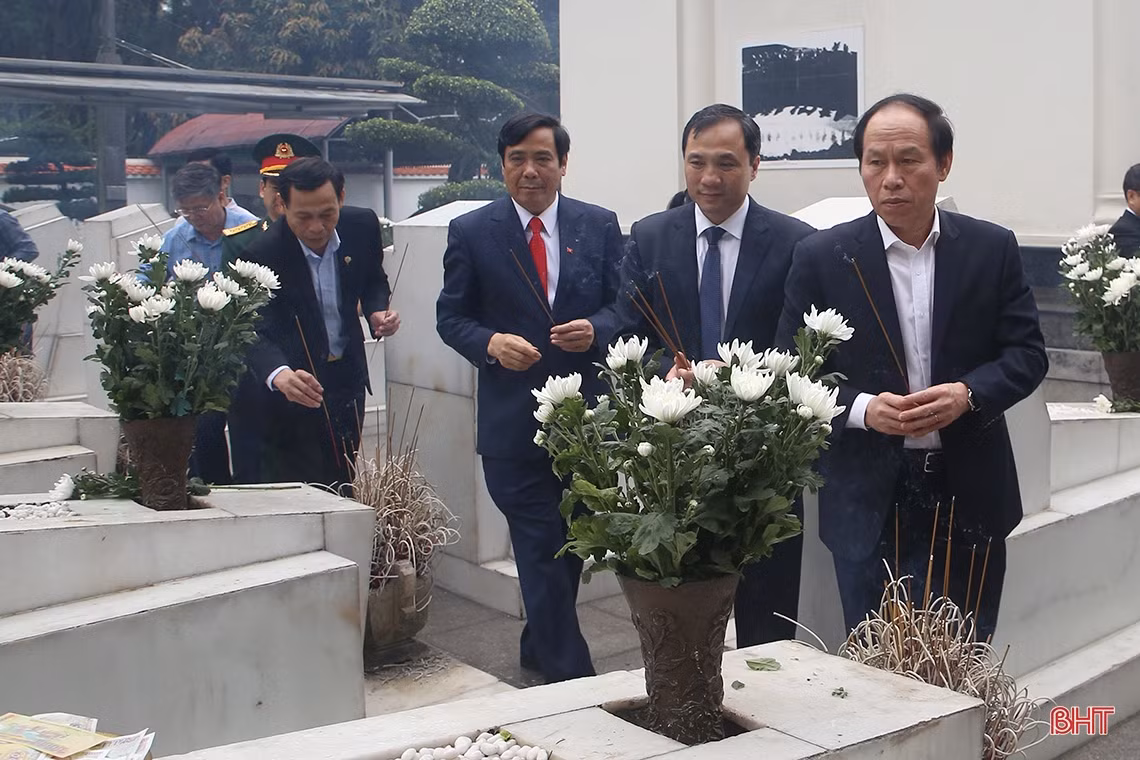 Các Phó Thủ tướng Trần Hồng Hà, Trần Lưu Quang dâng hương tại Ngã ba Đồng Lộc