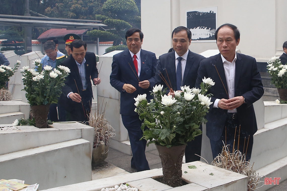 Các Phó Thủ tướng Trần Hồng Hà, Trần Lưu Quang dâng hương tại Ngã ba Đồng Lộc