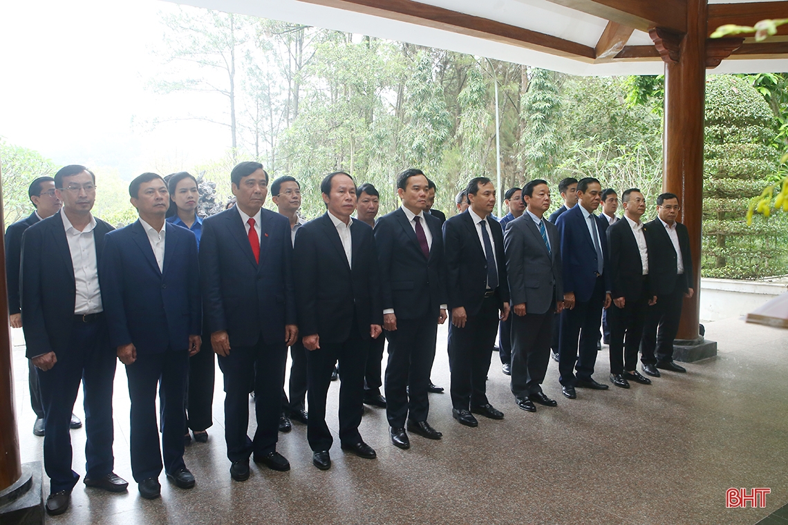 Các Phó Thủ tướng Trần Hồng Hà, Trần Lưu Quang dâng hương tại Ngã ba Đồng Lộc