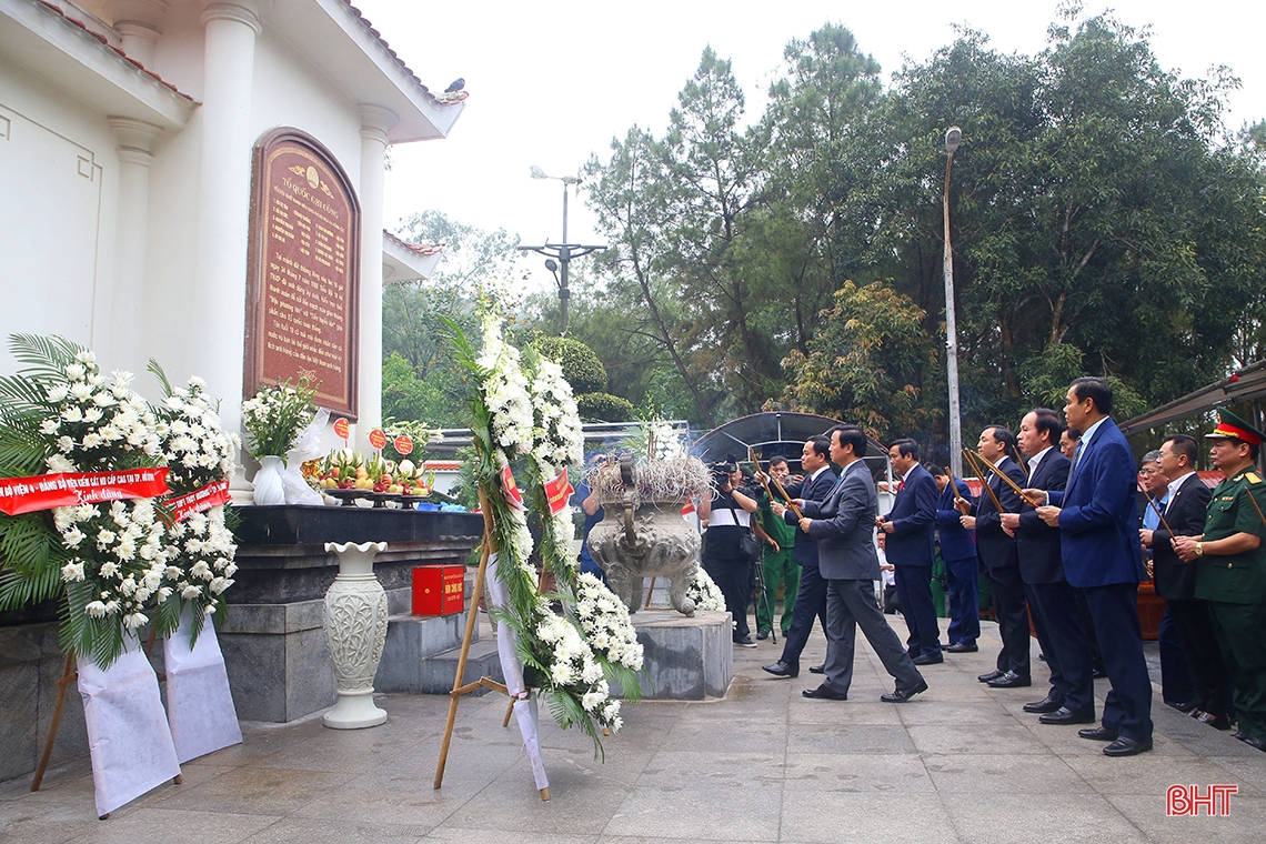 Các Phó Thủ tướng Trần Hồng Hà, Trần Lưu Quang dâng hương tại Ngã ba Đồng Lộc